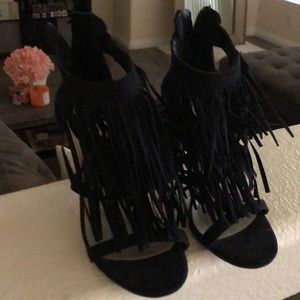 Black heels with fringes